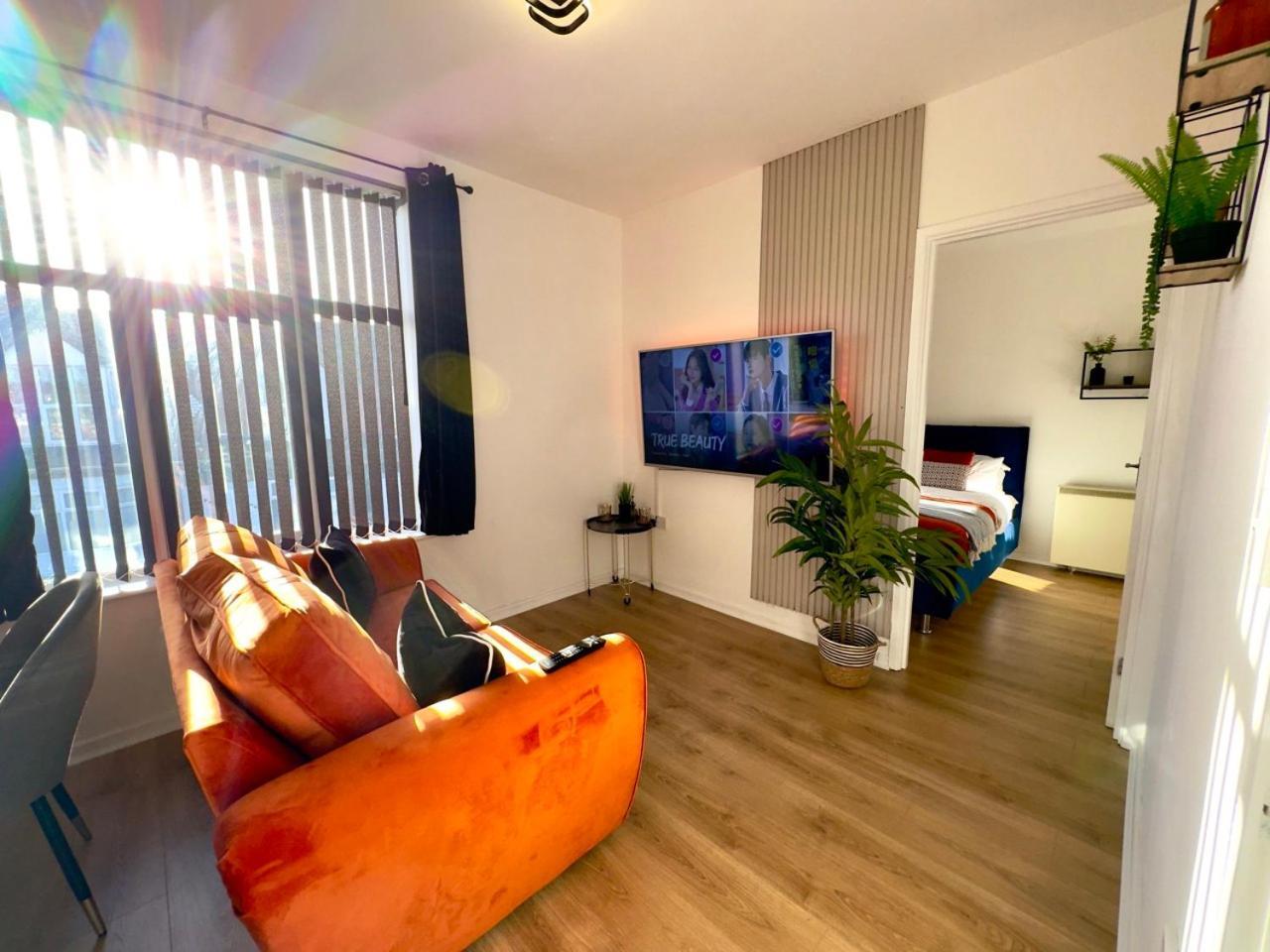 Apartment Near Me - Last Min! Private Place Smarttv Kitchen Parking King & Sofa Bed Halesowen