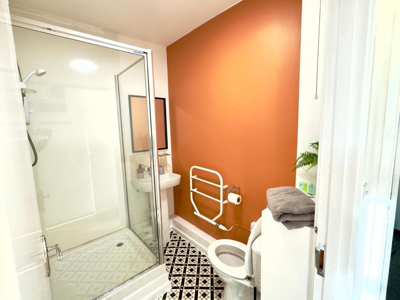 Near Me - Last Min! Private Place Smarttv Kitchen Parking King & Sofa Bed * Halesowen