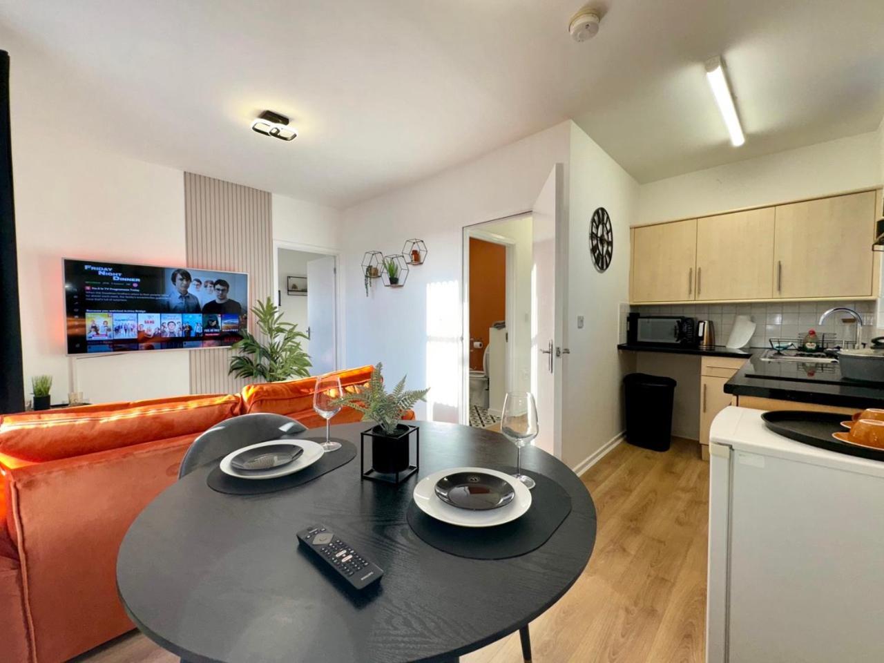 Apartment Near Me - Last Min! Private Place Smarttv Kitchen Parking King & Sofa Bed Halesowen